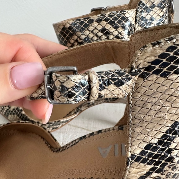 Mia Hawthorn Faux Snakeskin Ankle Strap Heels sz: 7 - Picture 3 of 7
